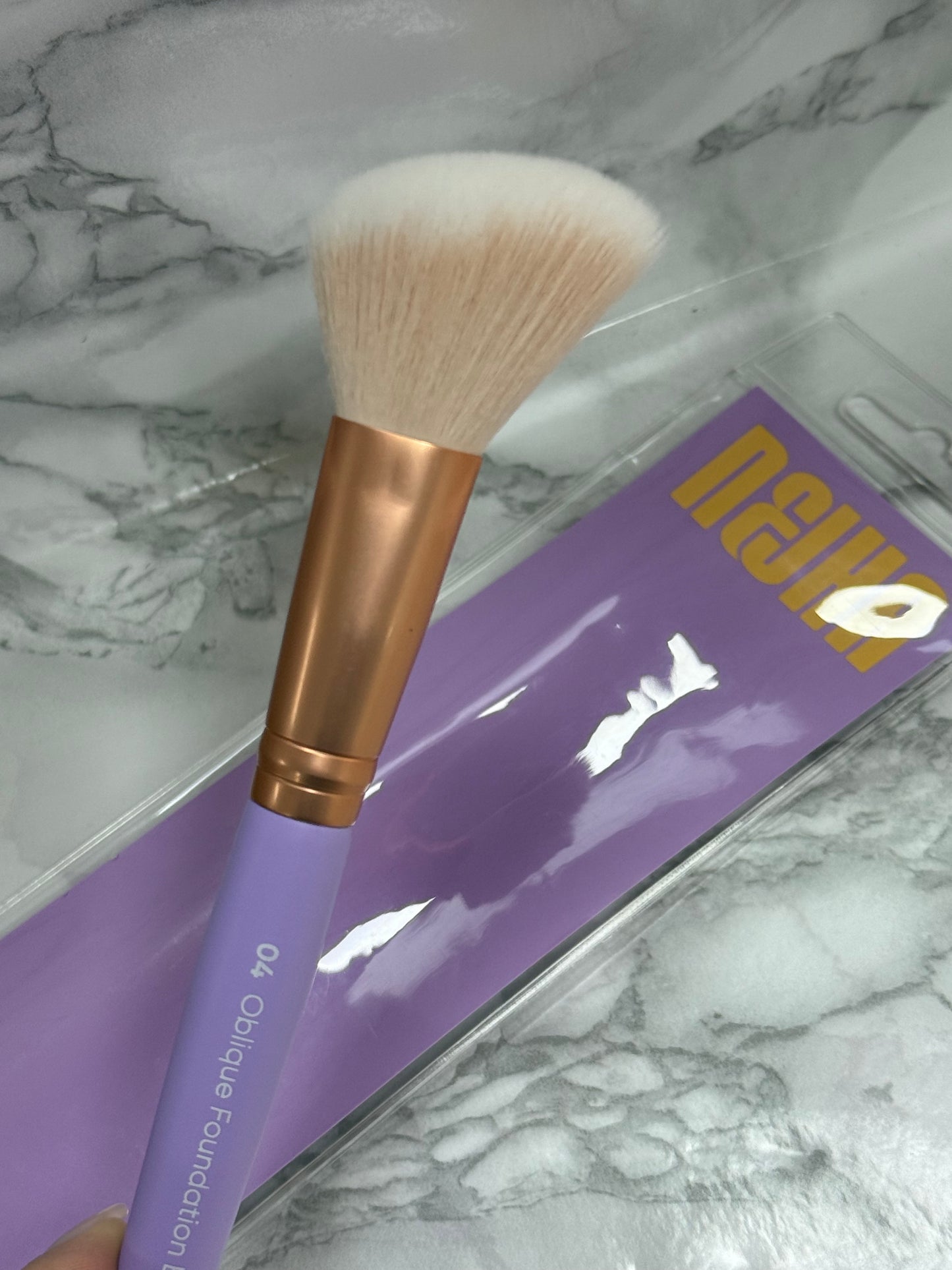 Oblique Foundation Brush 04