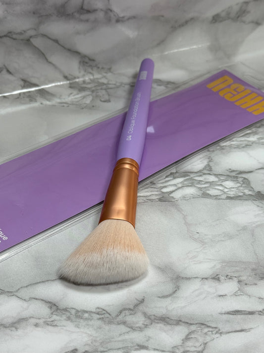 Oblique Foundation Brush 04